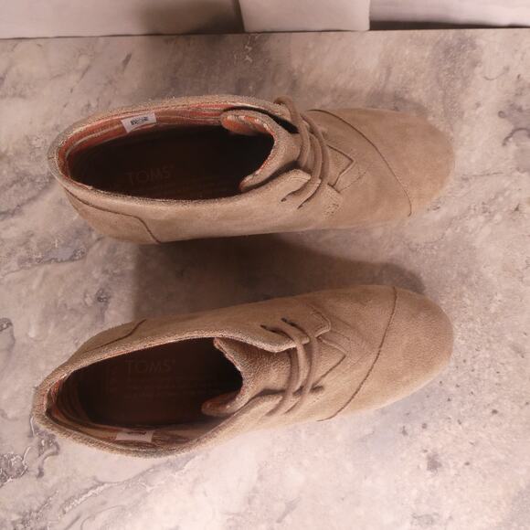 TOMS Women's 6.5 Taupe Suede Lace Up‎ Wedge Desert Ankle Booties boots - Picture 2 of 9